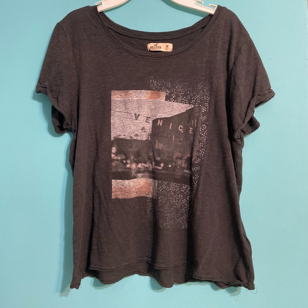 ❄️3 for 30! Hollister graphic t-shirt